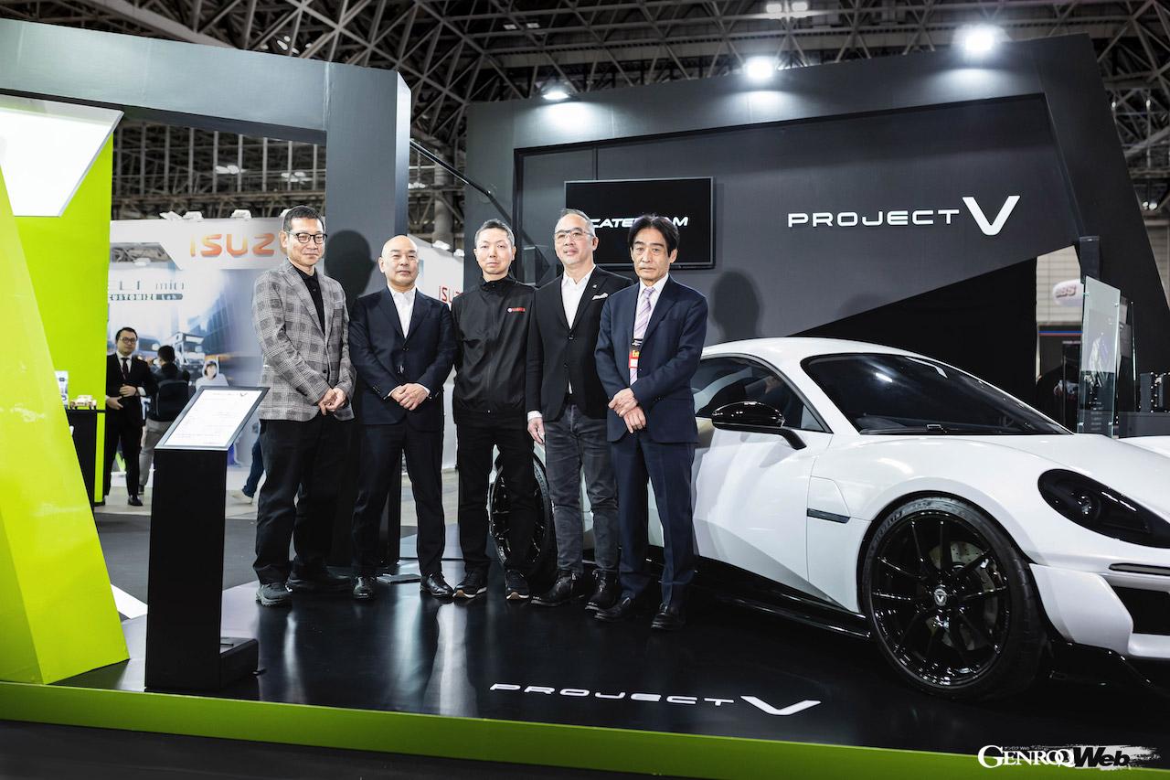 現在開催中の東京オートサロン 2025において、提携を発表したケータハム・カーズとXING モビリティ。