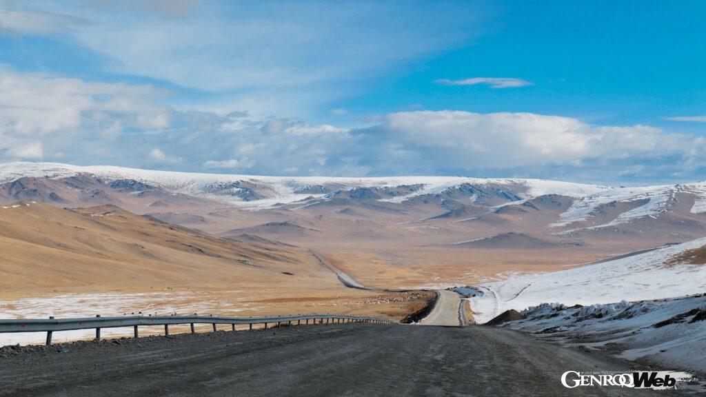 カラコルム・ハイウェイや、ウイグルのオフロードを走る。正確なルートを計画しようとすると、ナビゲーションシステムは「ルートは計算できません」と、答えたという。