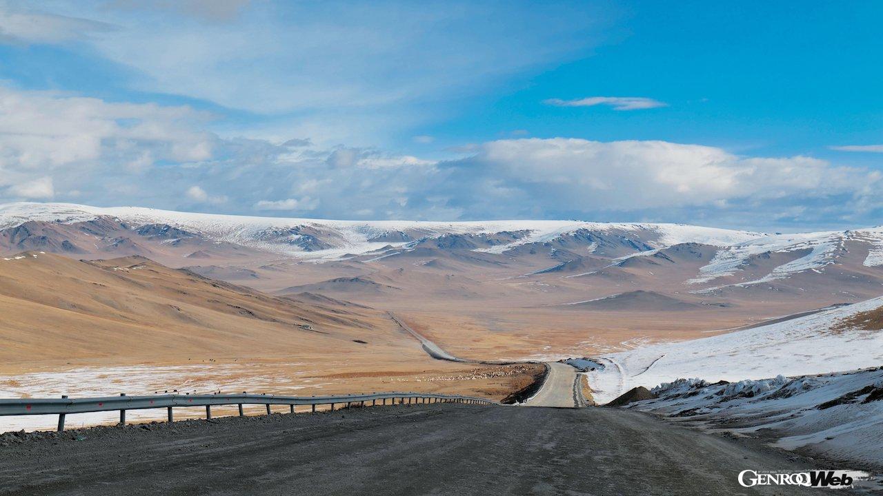 カラコルム・ハイウェイや、ウイグルのオフロードを走る。正確なルートを計画しようとすると、ナビゲーションシステムは「ルートは計算できません」と、答えたという。