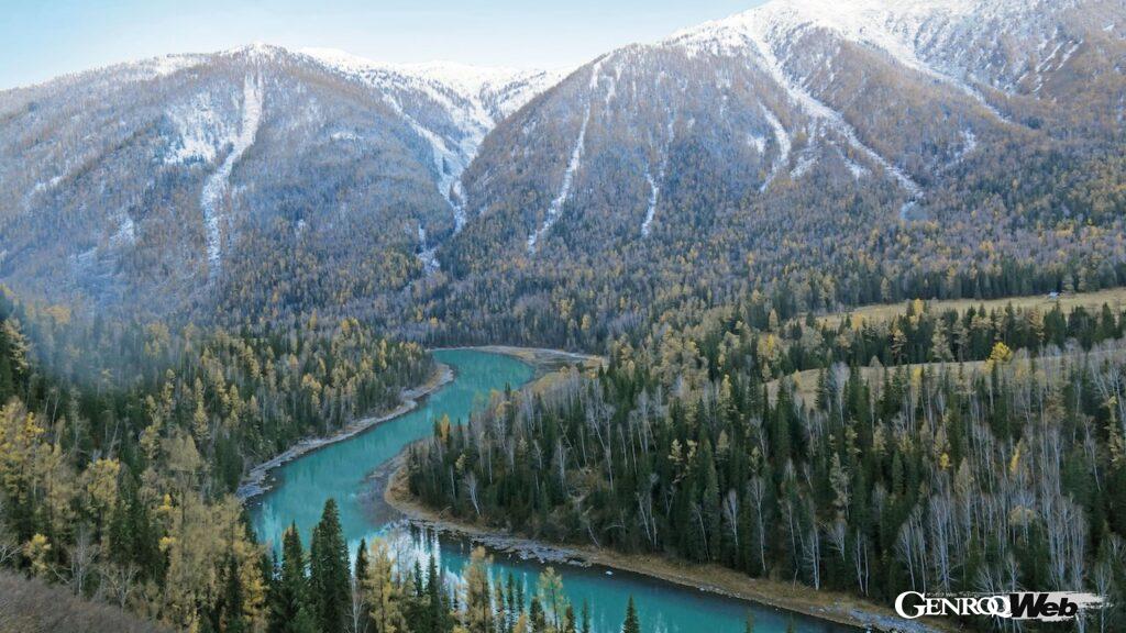 まるで宝石のように美しいカナス湖（喀納斯湖）を望む林道を走る。ピークシーズンを過ぎており、大きな混雑もなく林道をひた走る。