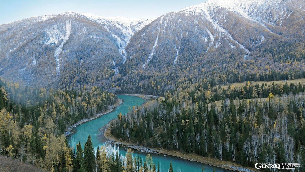 まるで宝石のように美しいカナス湖（喀納斯湖）を望む林道を走る。ピークシーズンを過ぎており、大きな混雑もなく林道をひた走る。