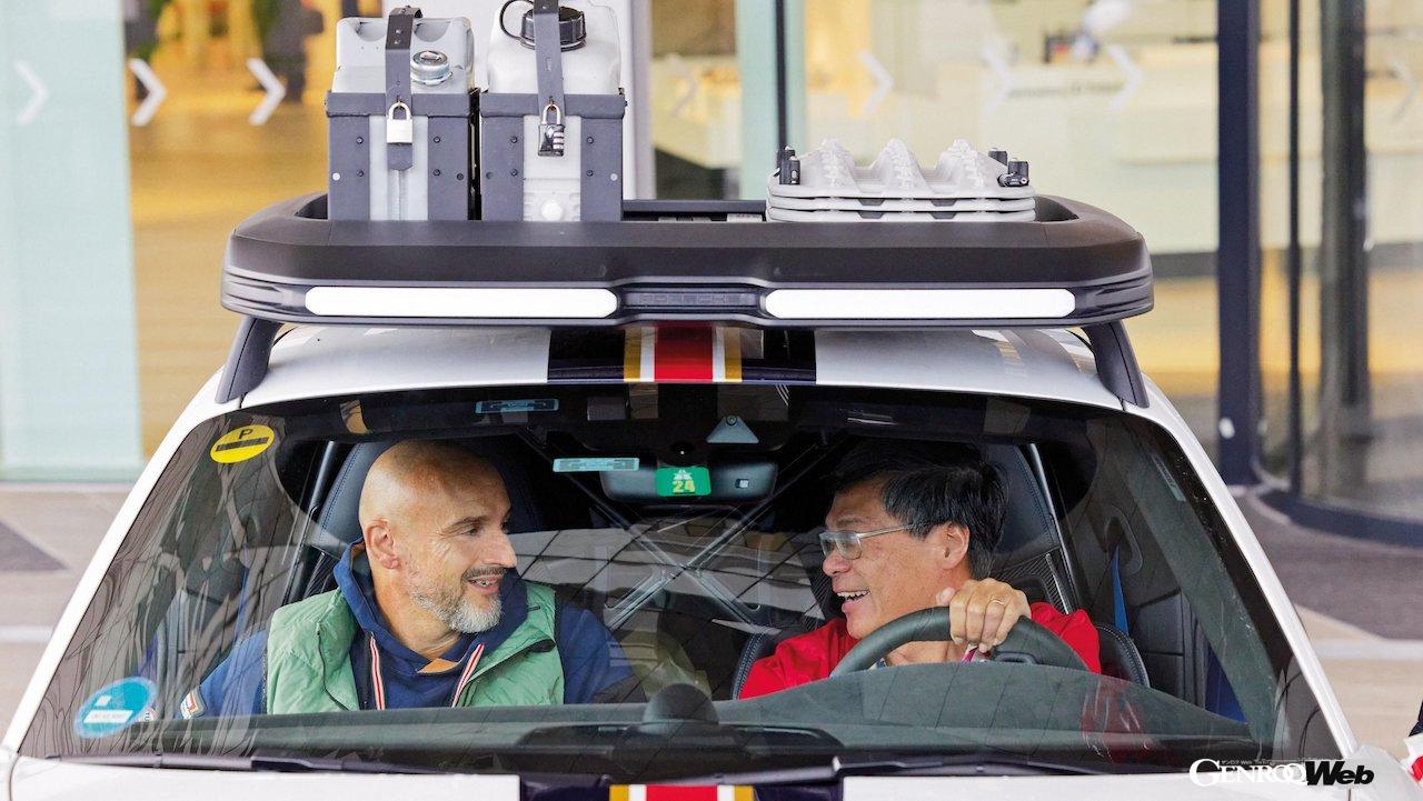 グエン・ホアン・アンはポルシェ・ミュージアムに招かれ、911 ダカールのゼネラル・プロジェクト・マネージャーを務めたアヒム・ランパーターと出会った。グエンは、この地に再び自身の911 ダカールで訪れることを約束したという。