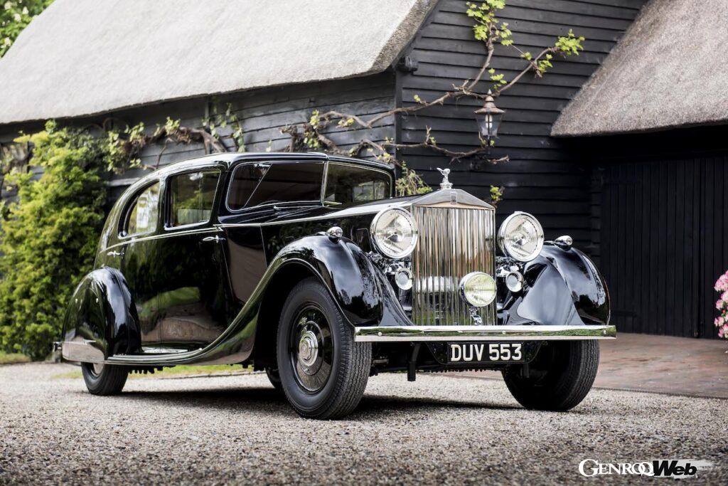 1936年、ロールス・ロイスはそれまでの直列6気筒から、V型12気筒エンジンを搭載した「ファントムIII」をデビューさせる。