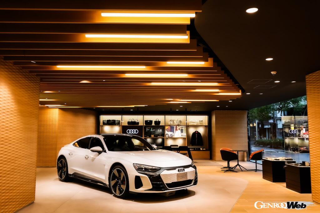 新型「アウディ A5」が先行公開中のショールーム「Audi City 銀座」。
