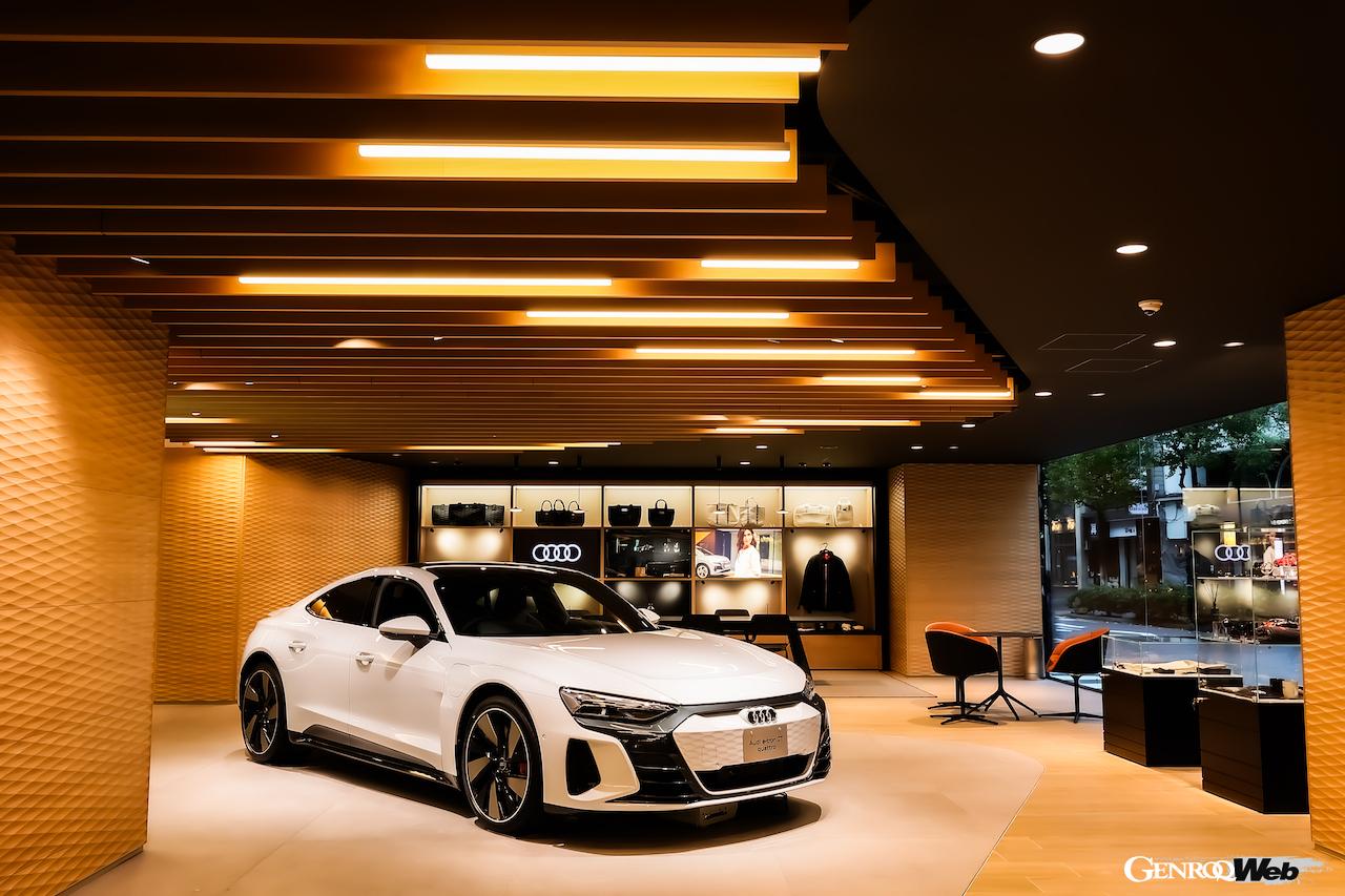 新型「アウディ A5」が先行公開中のショールーム「Audi City 銀座」。