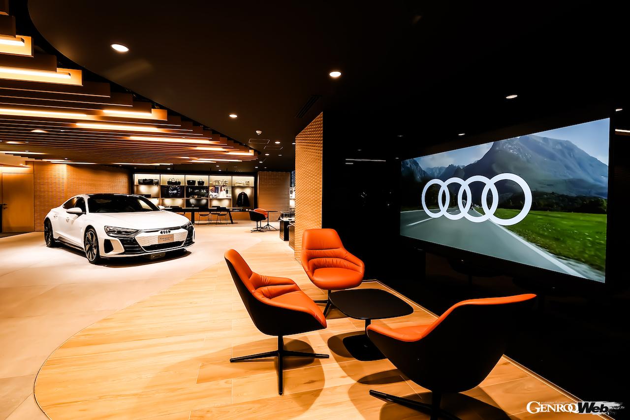 新型「アウディ A5」が先行公開中のショールーム「Audi City 銀座」。