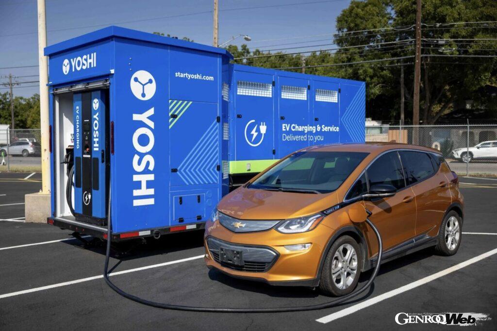 写真のヨシ・モビリティ充電トレーラーは、液体プロパンを燃料とし、同時に2台の充電が可能となっている。今回、3台が被災地に展開される。