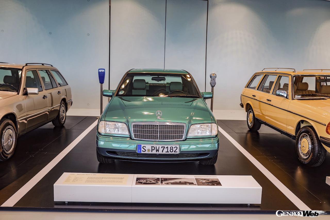 メルセデス・ベンツ・ミュージアムに展示されている「メルセデス・ベンツ C 280」は、一見普通の1台にも見えるが、その鮮やかなボディカラーは、メルセデスにとって大きな意味を持つ。