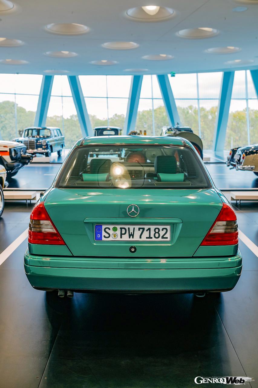 メルセデス・ベンツ・ミュージアムに展示されている「メルセデス・ベンツ C 280」は、一見普通の1台にも見えるが、その鮮やかなボディカラーは、メルセデスにとって大きな意味を持つ。