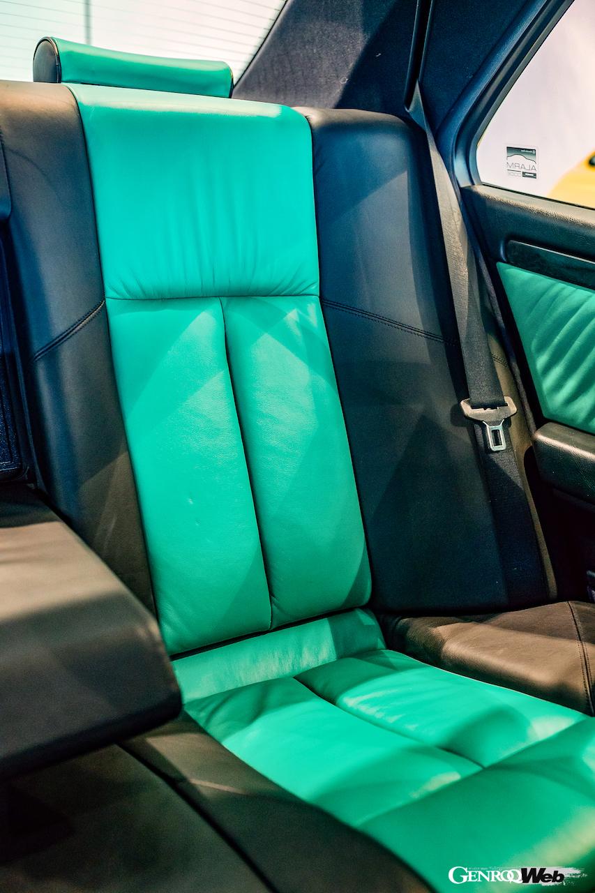 メルセデス・ベンツ C 280は、最高出力193PSを発揮する2.8リッター直列6気筒エンジンを搭載。内外装は鮮やかなグリーンで仕上げられた。