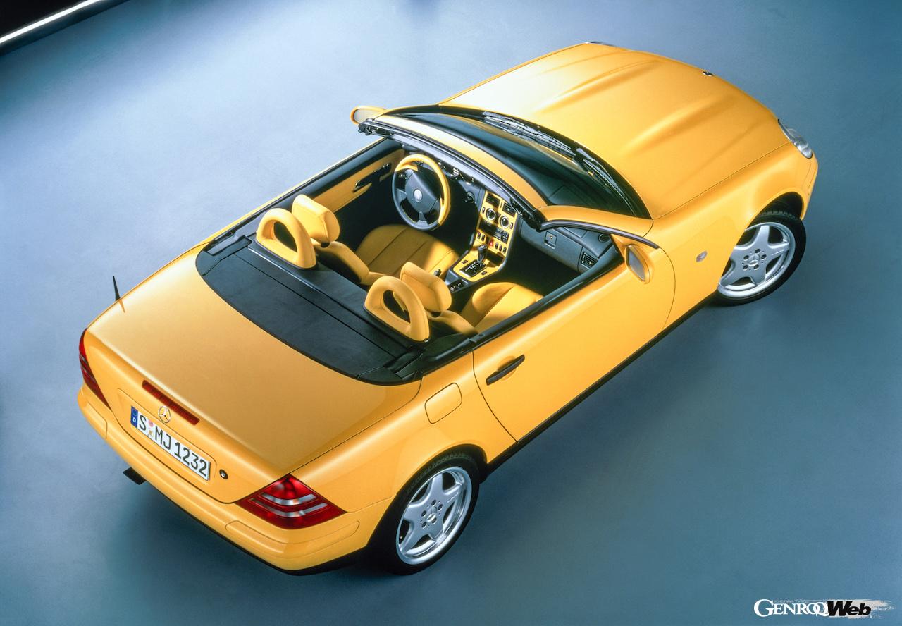 メルセデス・ベンツがボディカラーの選択拡大に舵を切ったのは、1950年代。それまではわずか5色というラインナップから、56年にはモノトーン26色、ツートーン23色にまで選択肢が広がっている。写真は1996年に投入された初代「SLK」の鮮やかなイエロー。