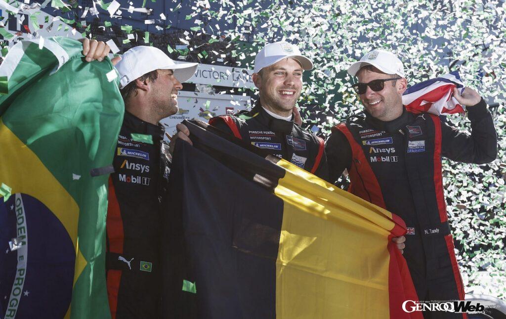 フィニッシュポディウムで喜び合う7号車の3人。ポルシェ 963は優勝した7号車をはじめ、デイトナ24時間レースに参戦した4台がすべてトップ5フィニッシュを達成した。