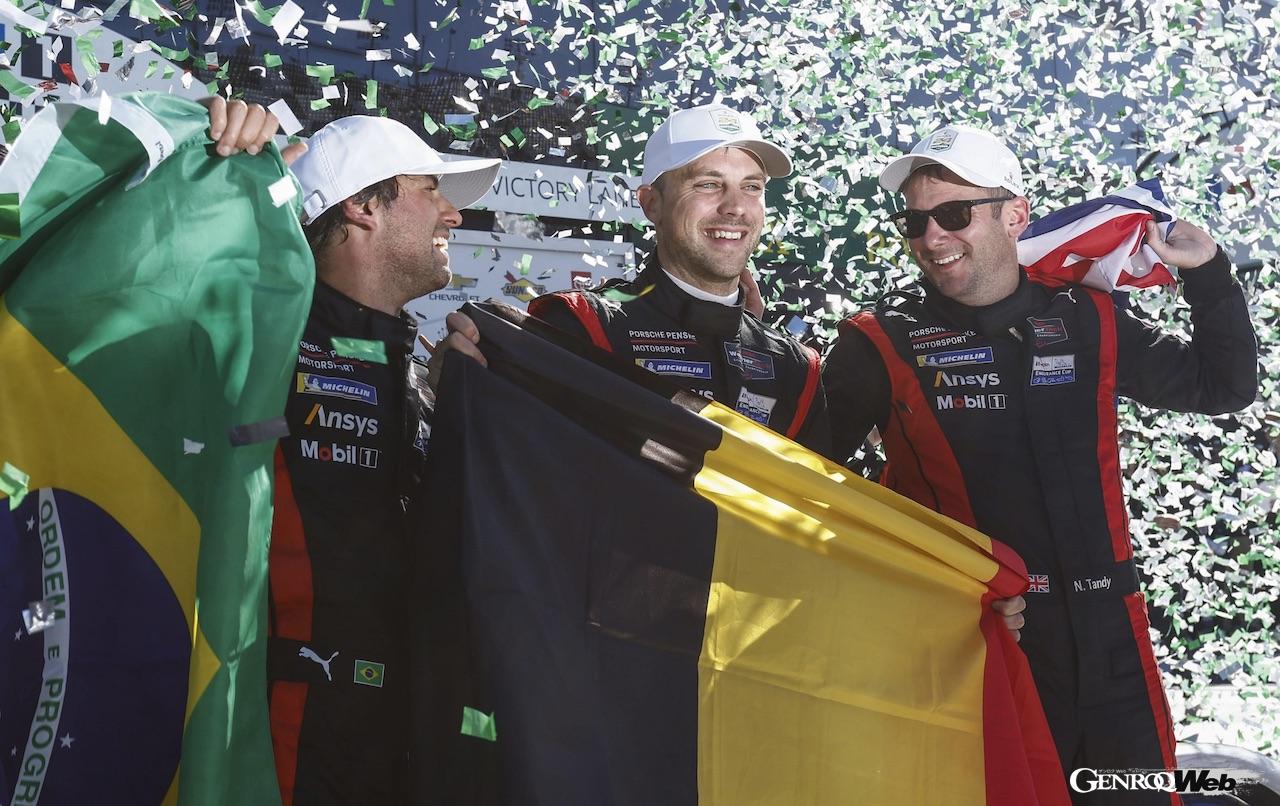 フィニッシュポディウムで喜び合う7号車の3人。ポルシェ 963は優勝した7号車をはじめ、デイトナ24時間レースに参戦した4台がすべてトップ5フィニッシュを達成した。