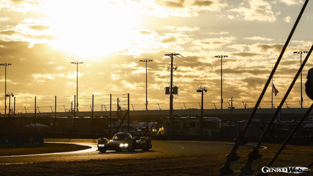 IMSA開幕戦デイトナ24時間レースの決勝レースを走行する、ポルシェ 963。