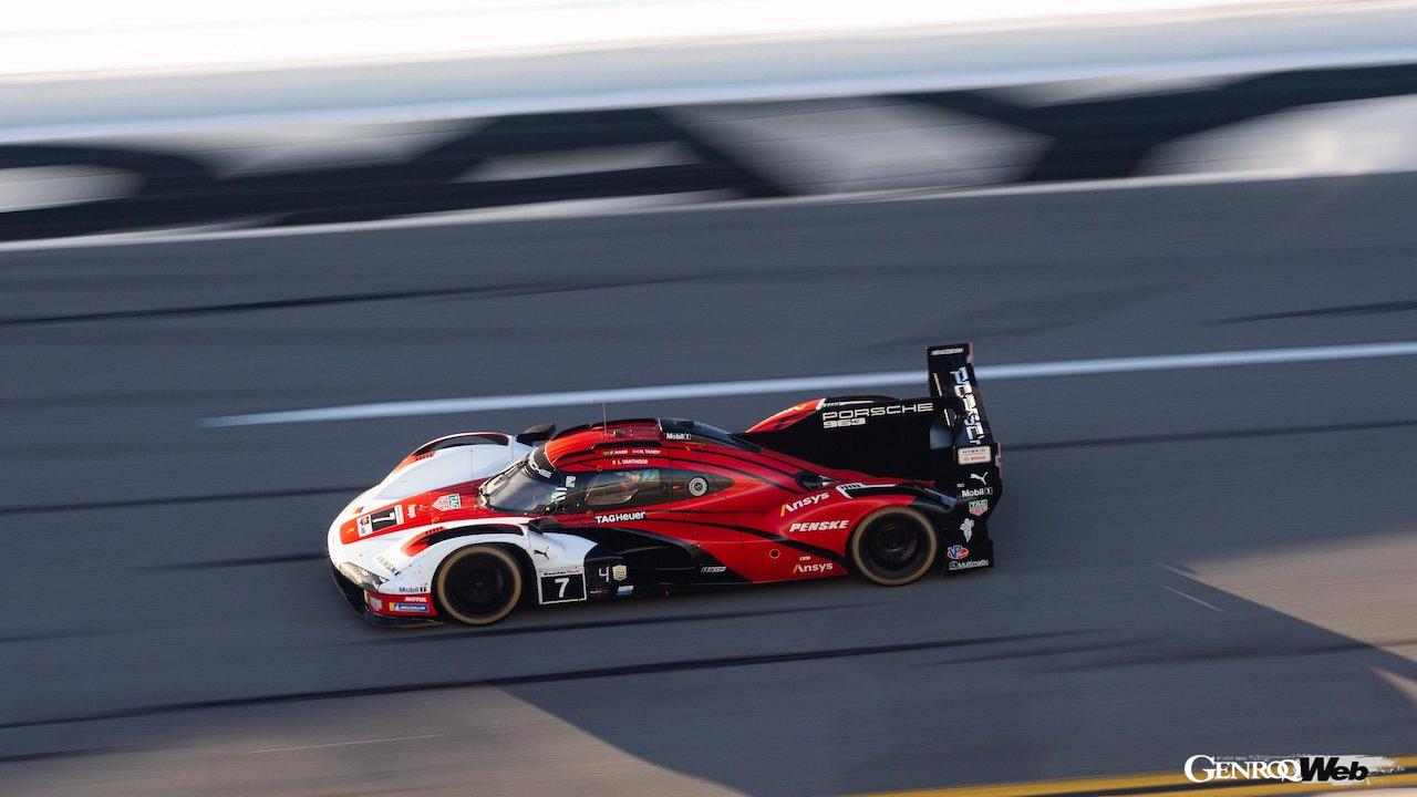 IMSA開幕戦デイトナ24時間レースの決勝レースを走行する、ポルシェ 963。