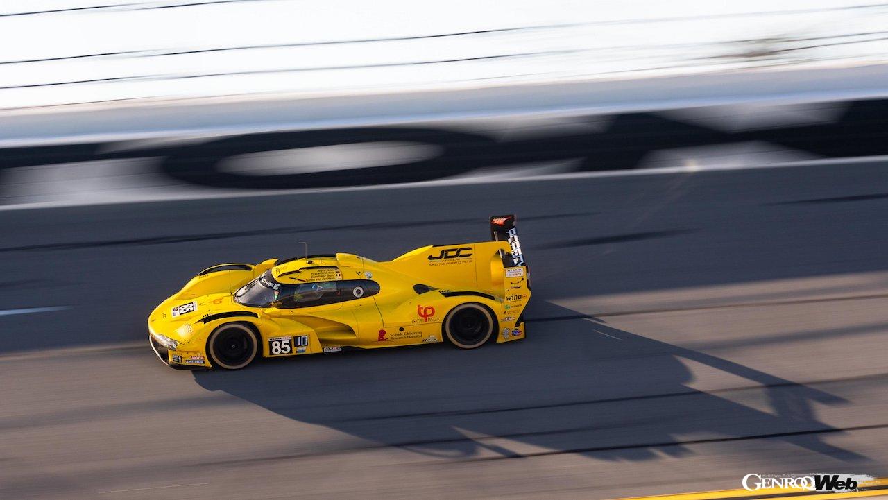 IMSA開幕戦デイトナ24時間レースの決勝レースを走行する、JDC-ミラー・モータースポーツのポルシェ 963 85号車。