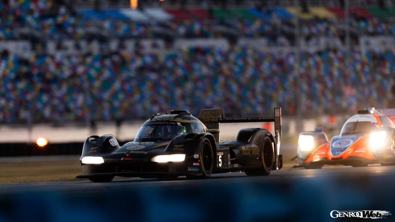 IMSA開幕戦デイトナ24時間レースの決勝レースを走行する、プロトン・コンペティションのポルシェ 963 5号車。