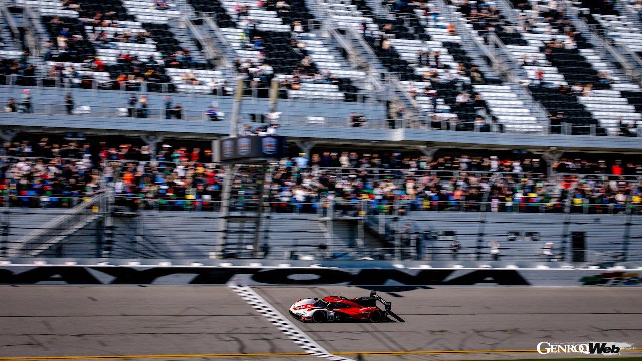 IMSA開幕戦デイトナ24時間レースの決勝レースを走行する、ポルシェ 963。