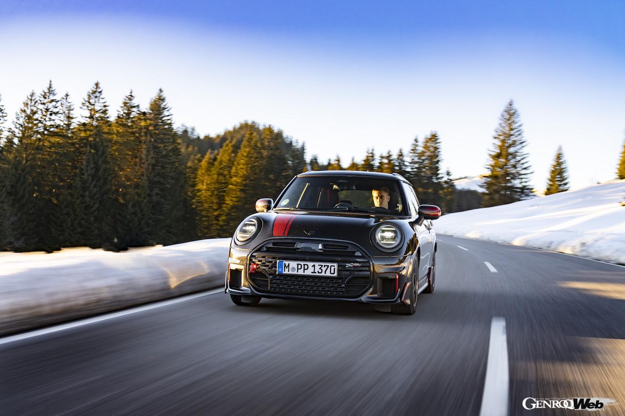 「MINI ジョン クーパー ワークス」の走行シーン。