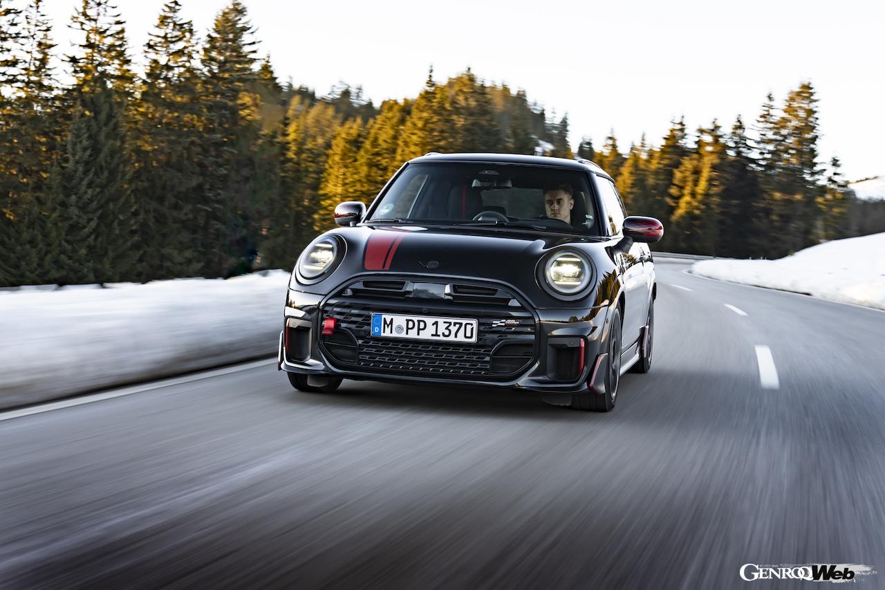 「MINI ジョン クーパー ワークス」の走行シーン。