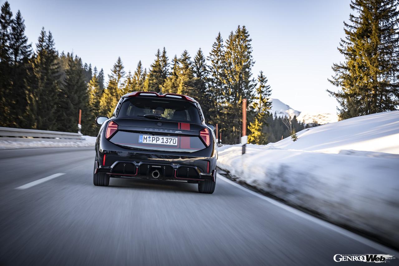 「MINI ジョン クーパー ワークス」の走行シーン。