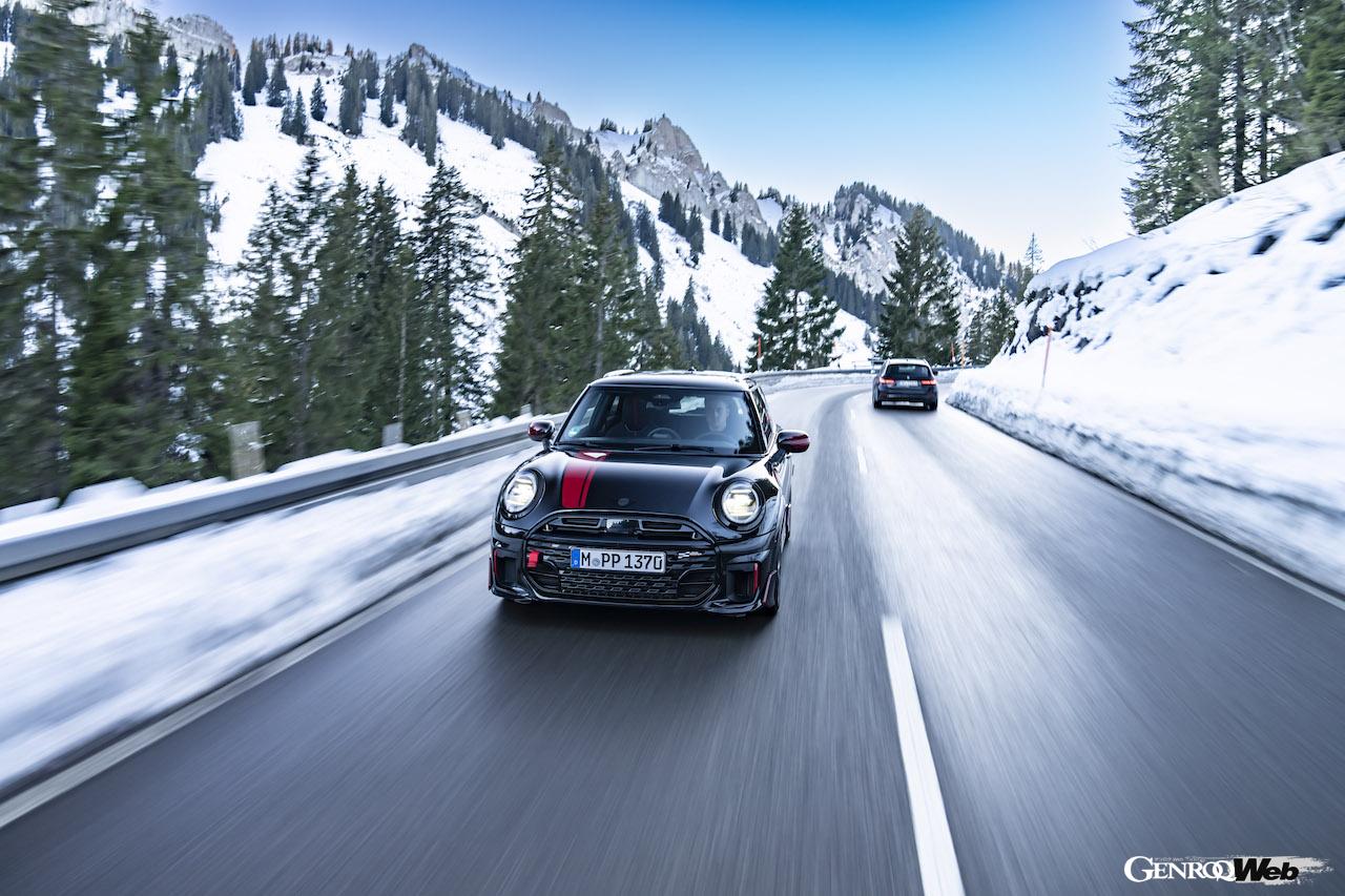 「MINI ジョン クーパー ワークス」の走行シーン。