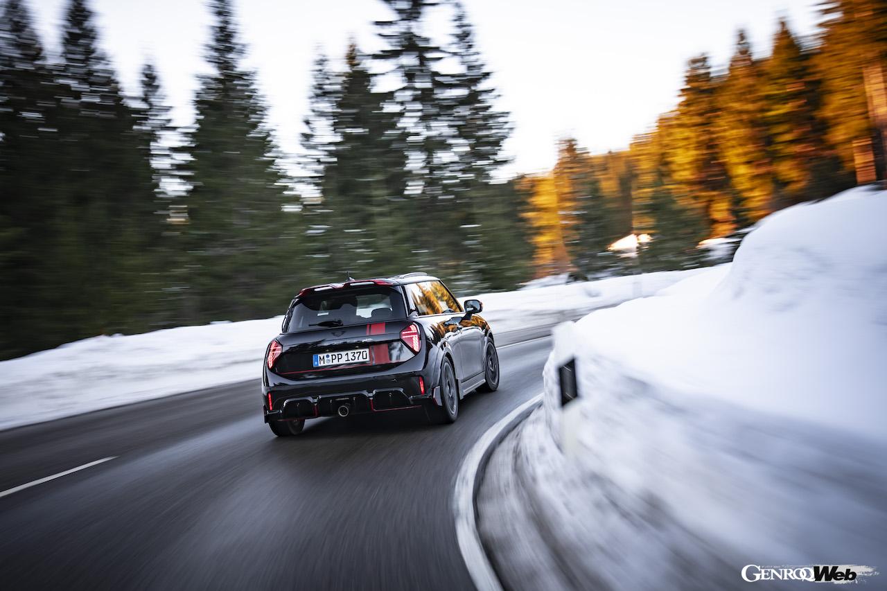 「MINI ジョン クーパー ワークス」の走行シーン。