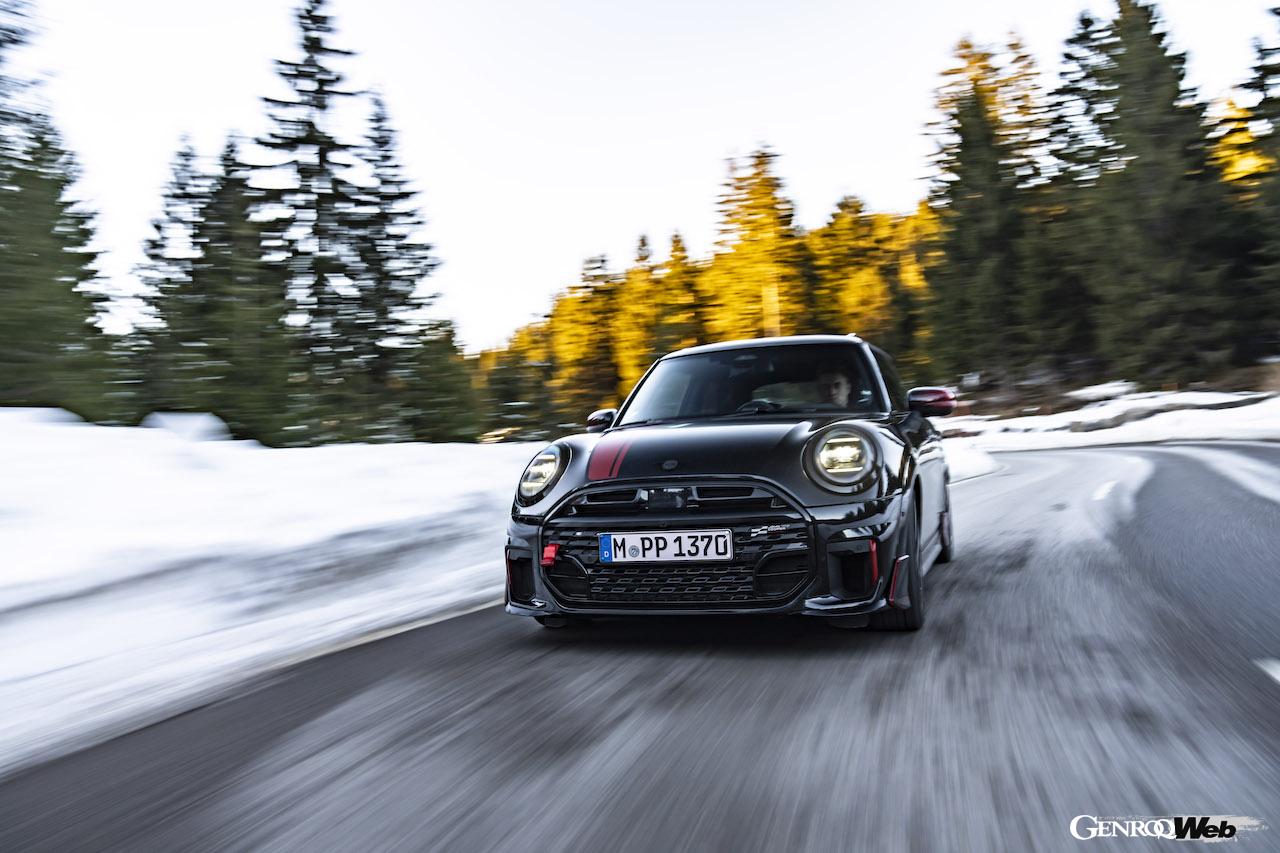 「MINI ジョン クーパー ワークス」の走行シーン。