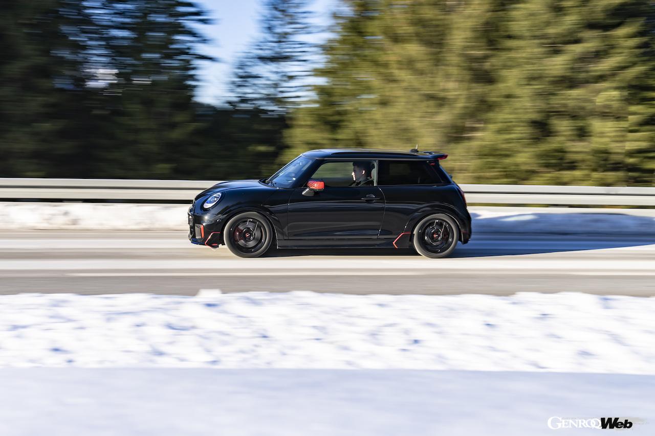 「MINI ジョン クーパー ワークス」の走行シーン。