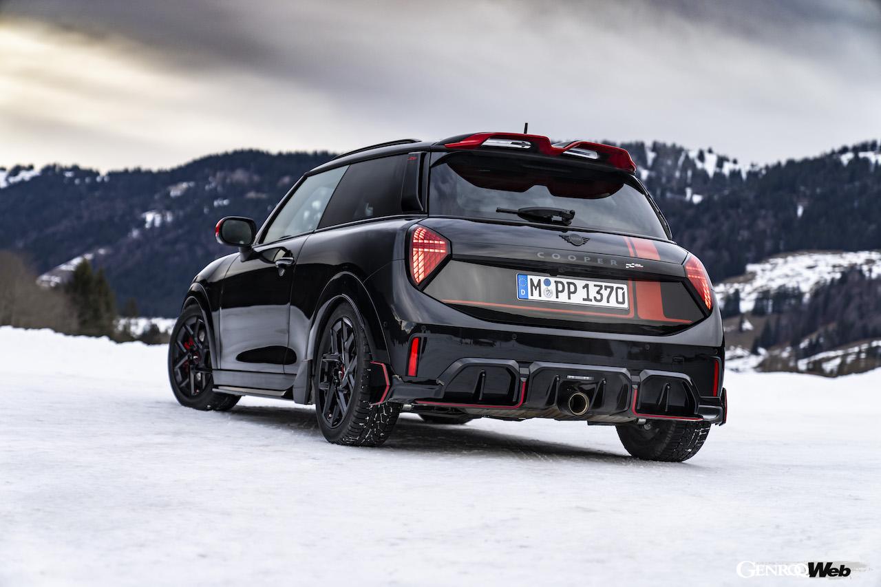 「MINI ジョン クーパー ワークス」のエクステリア。