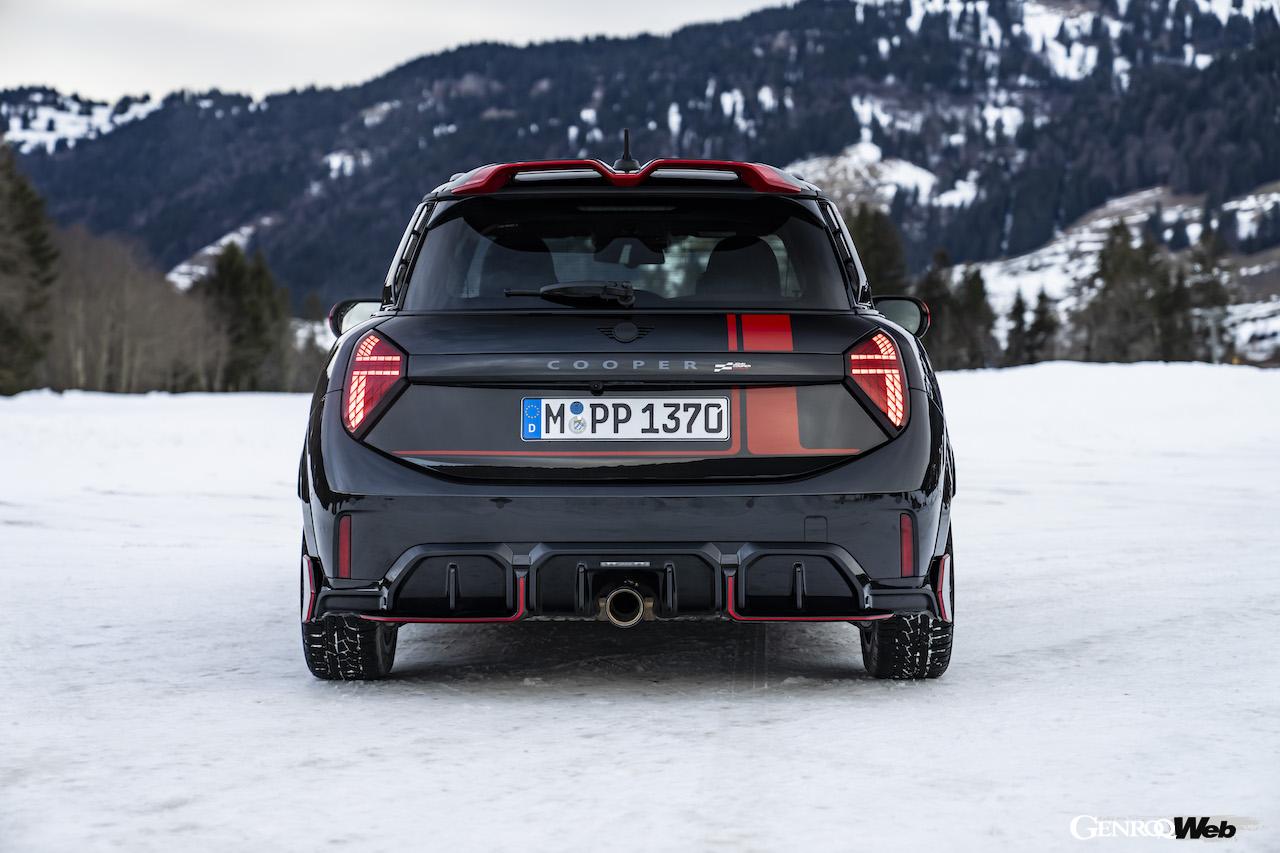 「MINI ジョン クーパー ワークス」のエクステリア。