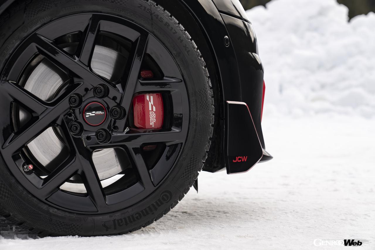 固定式「JCWハブカバー」は、走行中もホイールの「JCW」ロゴを水平に保ち、視覚的なハイライトを提供する。