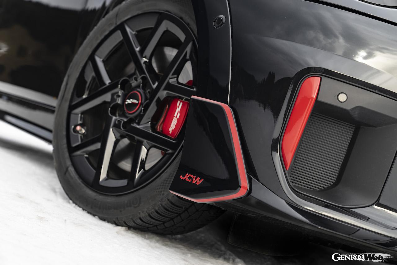 「MINI ジョン クーパー ワークス」専用に開発された、ウィングレットは、前後バンパーとサイドスカートに、モータースポーツの要素を追加することができる。