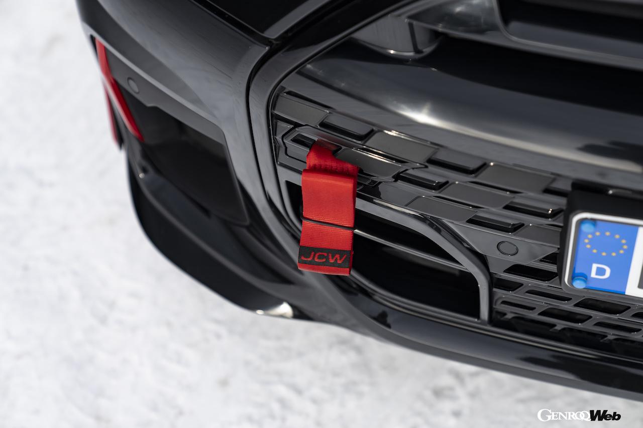 フロントグリルには、ラリーカーをイメージし、ブラックの「JCW」ロゴをあしらった「MINI JCWトウストラップ」。