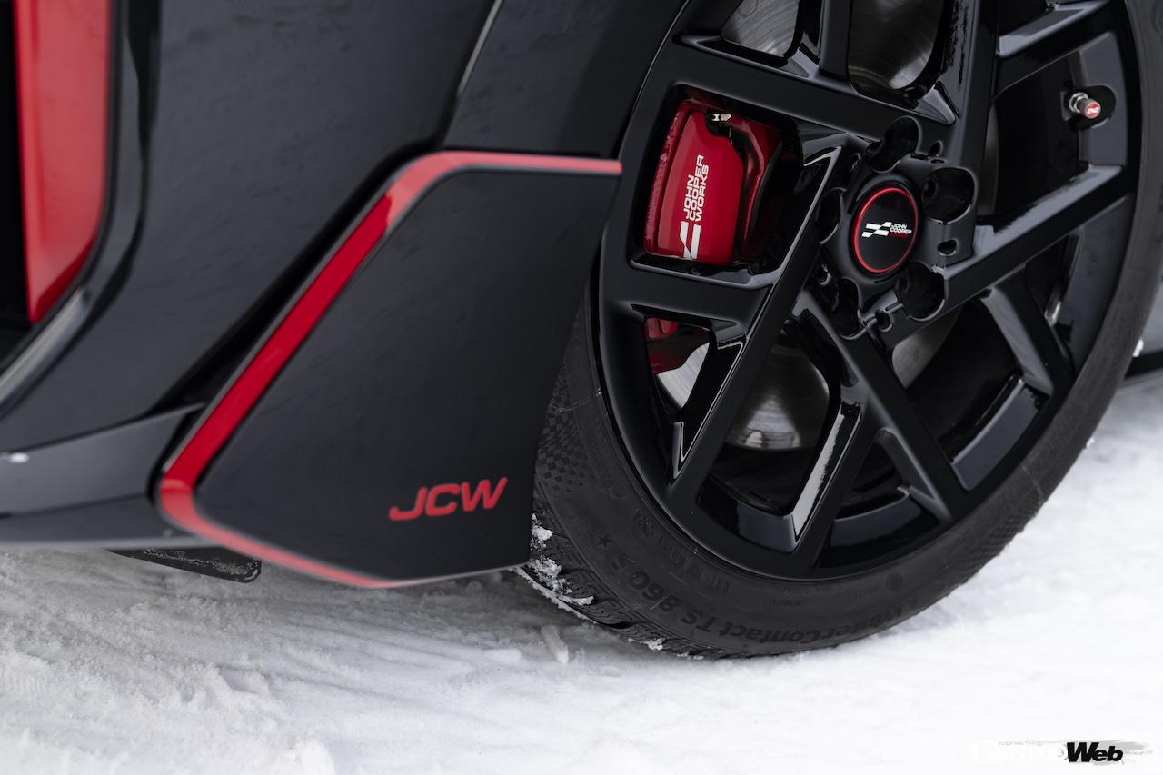 「MINI ジョン クーパー ワークス」専用に開発された、ウィングレットは、前後バンパーとサイドスカートに、モータースポーツの要素を追加することができる。