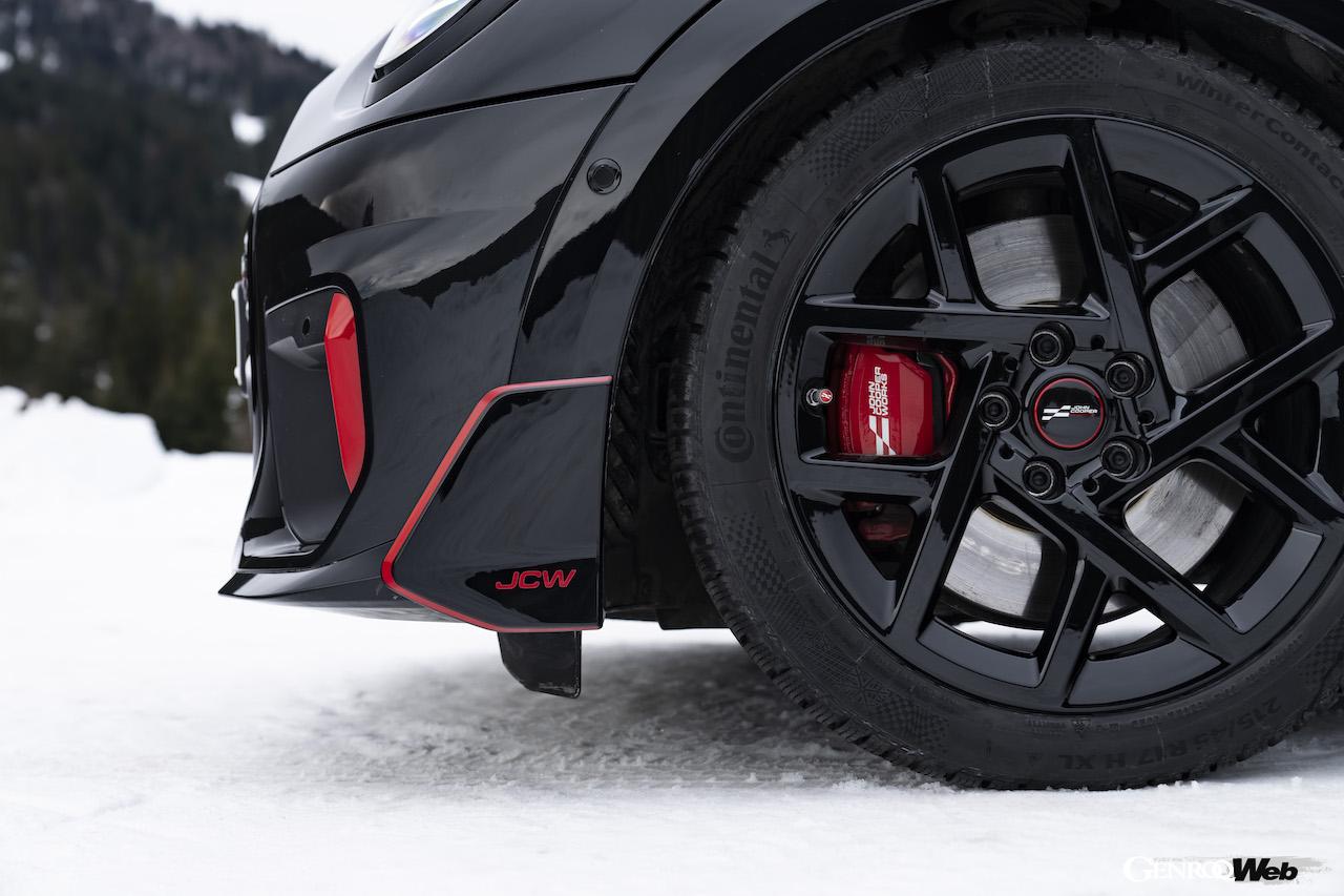 「MINI ジョン クーパー ワークス」専用に開発された、ウィングレットは、前後バンパーとサイドスカートに、モータースポーツの要素を追加することができる。