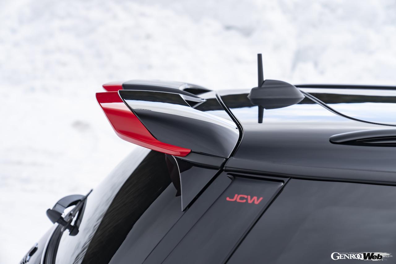 ハッチゲートに装着される「JCWルーフスポイラー」。