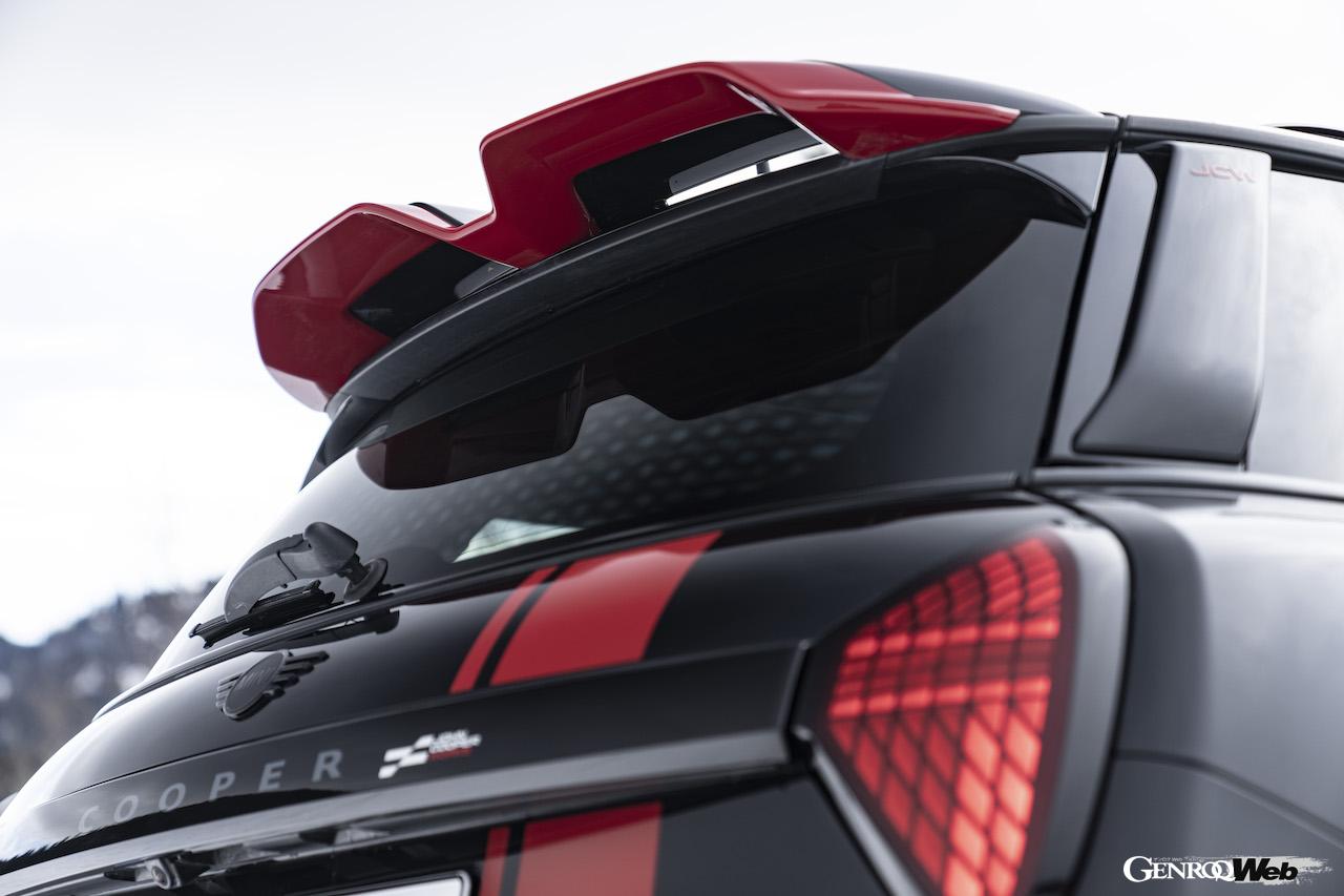 ハッチゲートに装着される「JCWルーフスポイラー」。