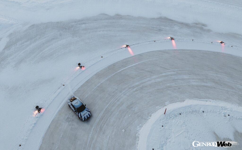 氷上連続ドリフトのギネス世界記録に挑戦した「ポルシェ タイカン GTS」。