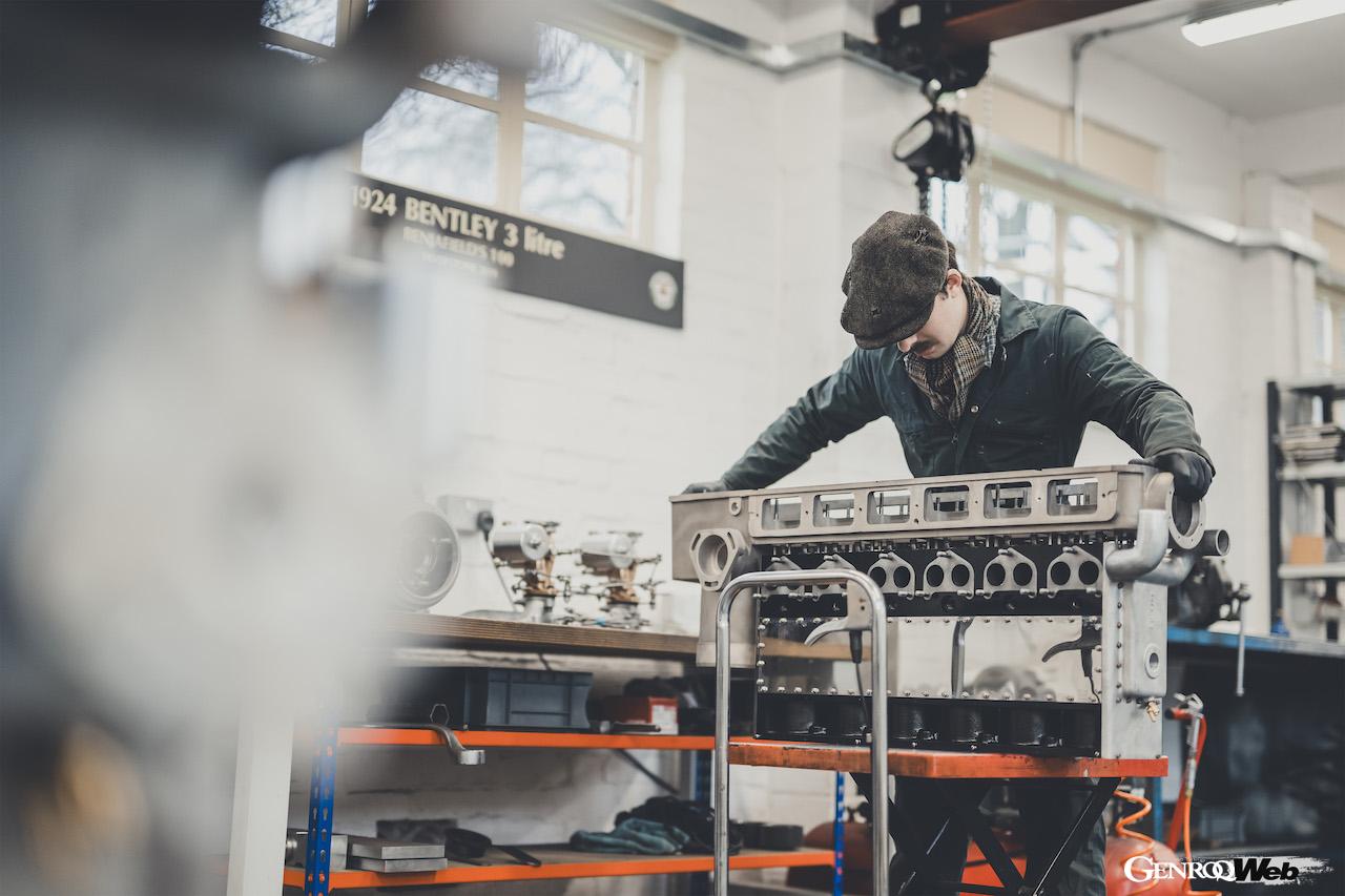 現在、12台の製造が続く「スピード シックス コンティニュエーション」が、レトロモービルに展示される。