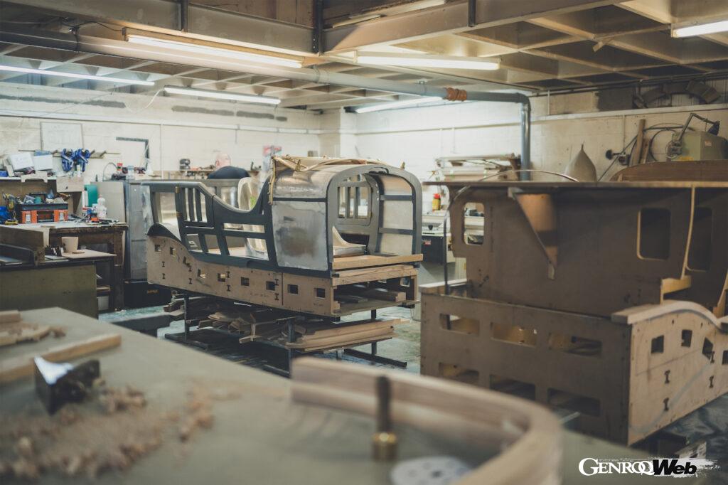 現在、12台の製造が続く「スピード シックス コンティニュエーション」が、レトロモービルに展示される。