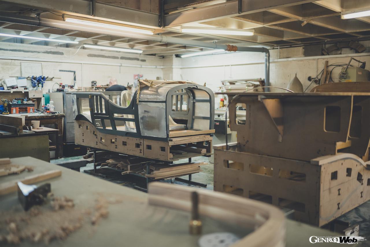 現在、12台の製造が続く「スピード シックス コンティニュエーション」が、レトロモービルに展示される。