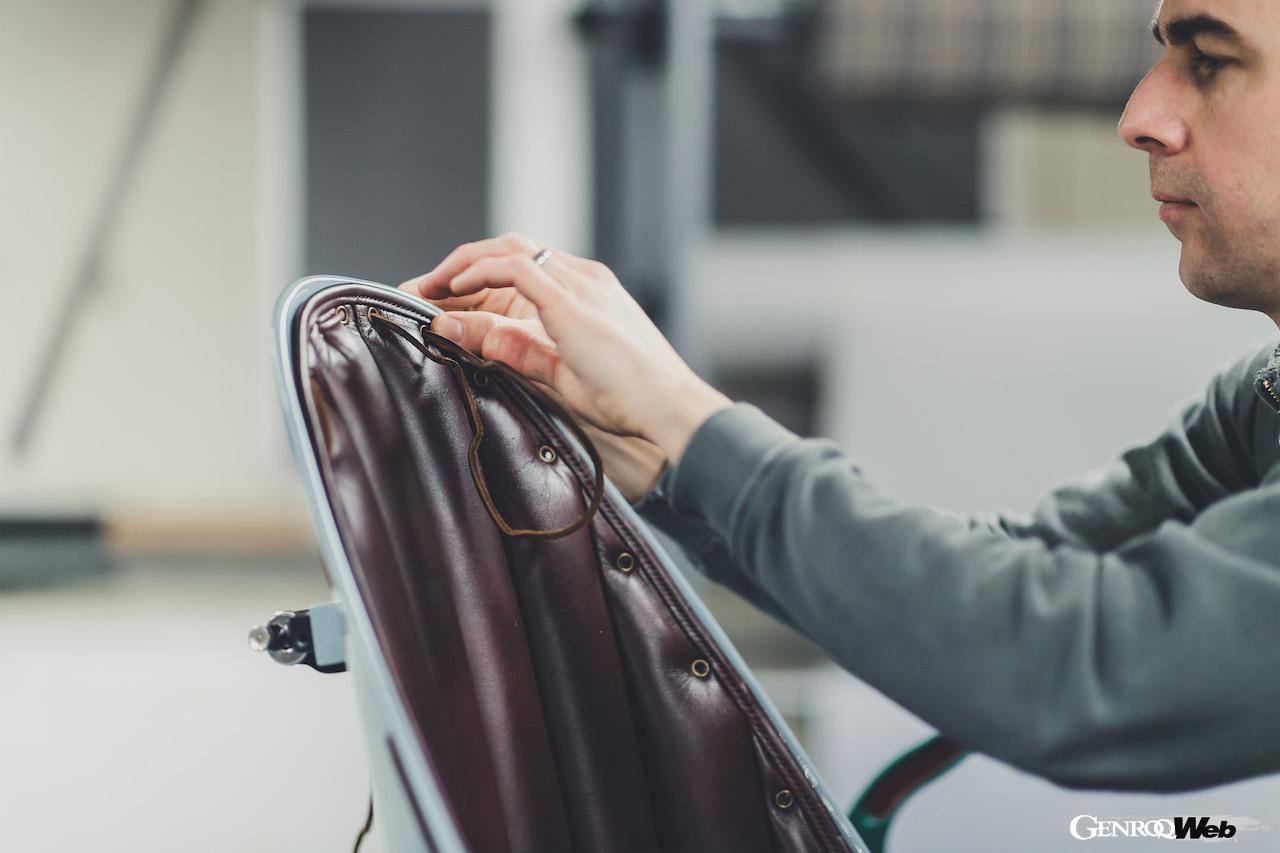 現在、12台の製造が続く「スピード シックス コンティニュエーション」が、レトロモービルに展示される。