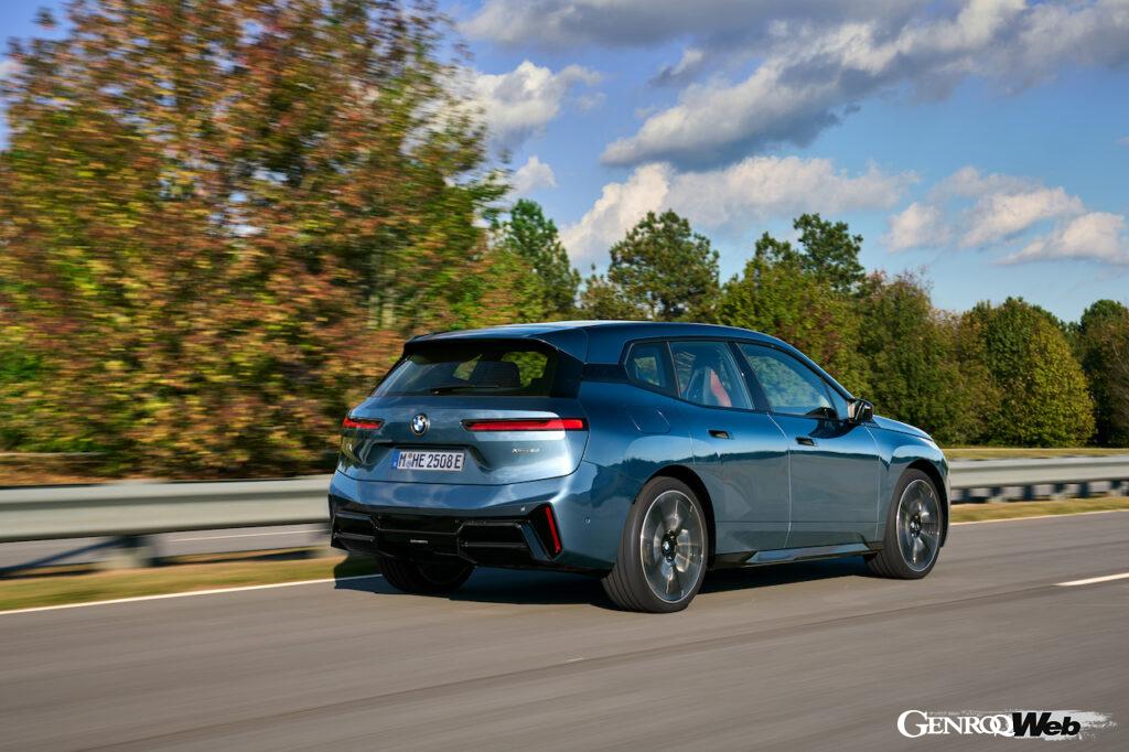 フル電動クロスオーバー「BMW iX」改良新型の走行シーン。