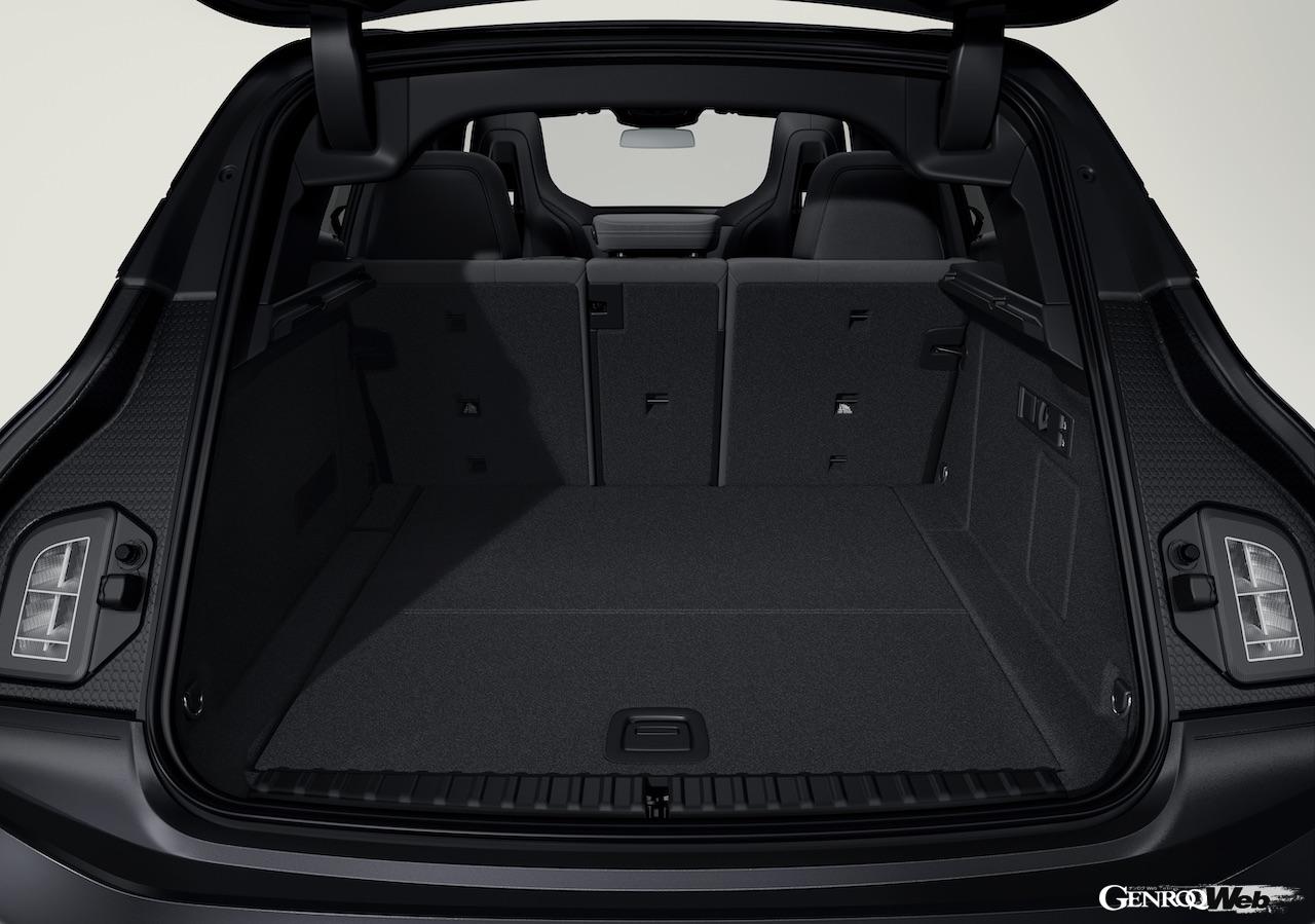 フル電動クロスオーバー「BMW iX」改良新型のラゲッジスペース。