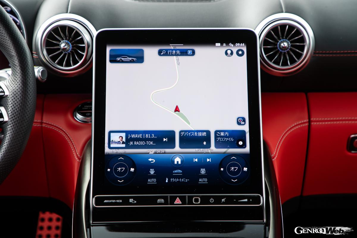インテリアデザインは、高機能素材、クラフトマンシップ、ディテールへのこだわりでラグジュアリーな室内環境を実現。コクピットの中心にある縦型ディスプレイの11.9インチマルチメディアタッチスクリーンは見やすく、ナビも扱いやすい。
