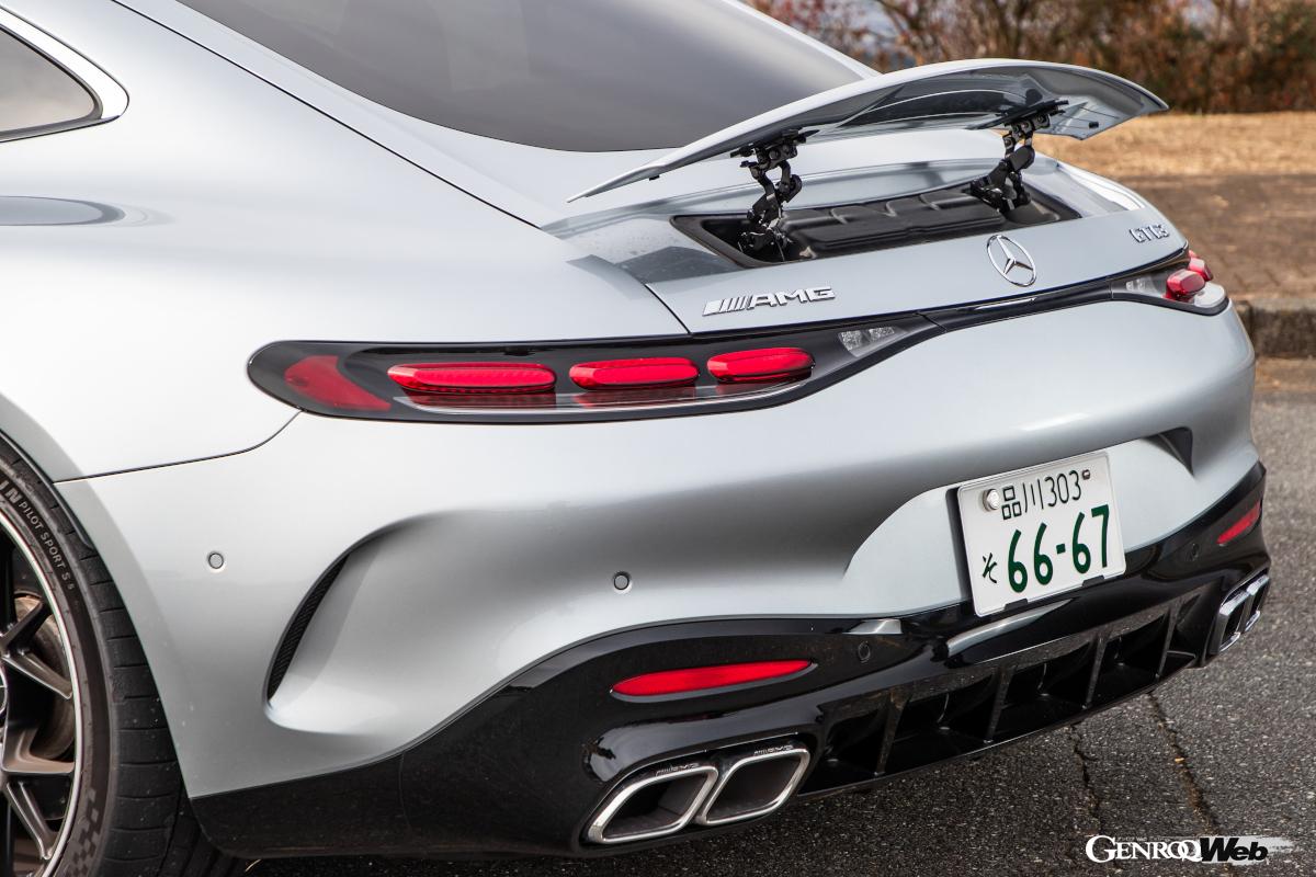 車速に応じて可変するリヤウイング。