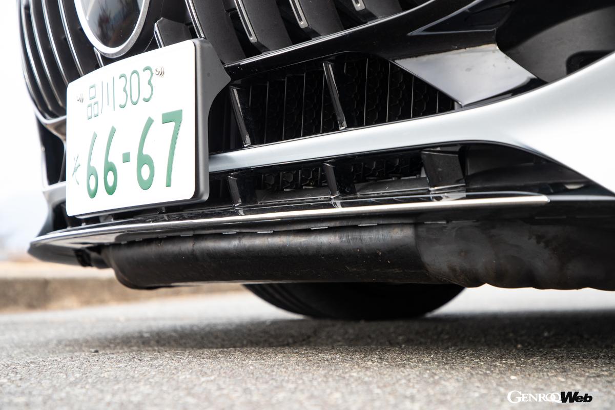 AMGダイナミックセレクトや速度に応じてフロント下部が張り出し、前輪のリフトを抑える。