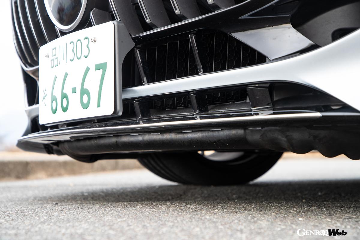 AMGダイナミックセレクトや速度に応じてフロント下部が張り出し、前輪のリフトを抑える。