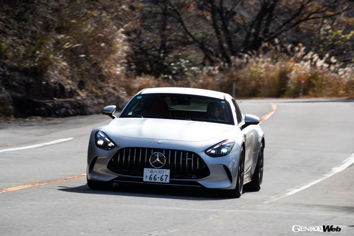 4WD化などによって200kg以上増えたにもかかわらず、加速性能は格段に向上している。